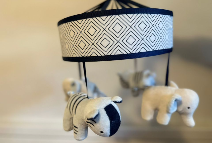 gently-used-newborn-musical-crib-mobile